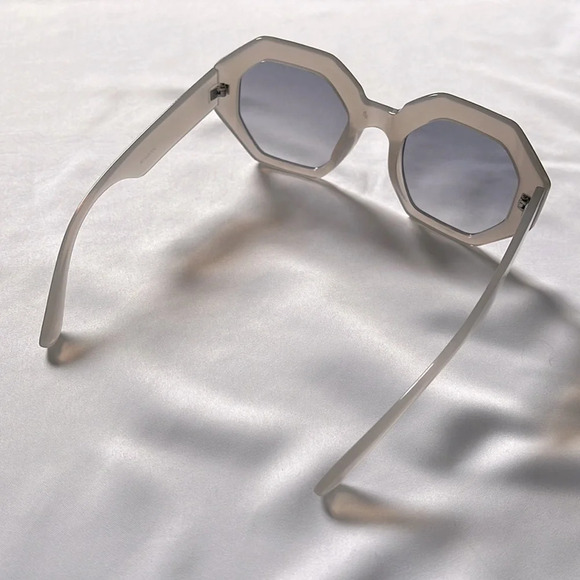 SUNGLASSES NWOT Light Grey Hexagon Frame Light Lens - Picture 4 of 6